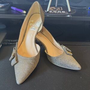 Nine West Elegant Gold Pointed Toe Heels with Bow